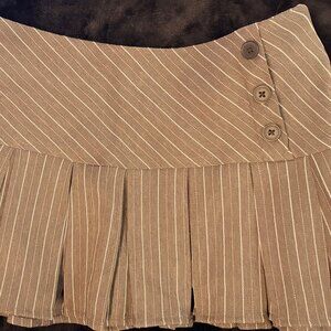 Stylish low rise pleated mini skirt